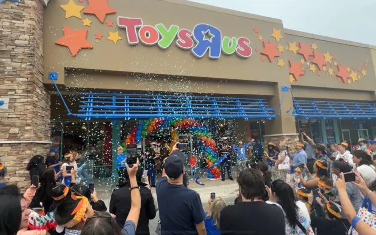Toys R Us opens more stores ahead of holiday season